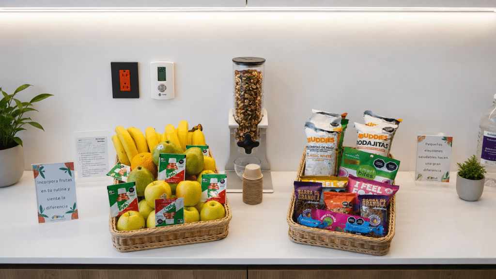 Estación de fruta y snacks saludables en una oficina